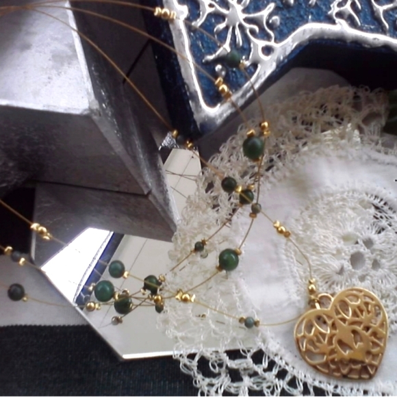 NEW LAYERED BEADED NECKLACE WITH HANGING GOLD PENDANT - Picture 1 of 1